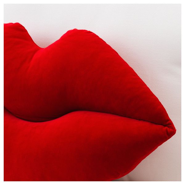 Подушка ОМЕДЕЛЬБАР, в форме губ красный (55x30 см) - фото 2