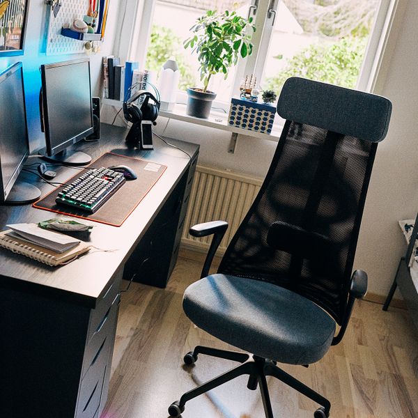 Рабочий стул с подлокотниками, Гуннаред синий/черный IKEA JÄRVFJÄLLET ЭРВФЬЕЛЛЕТ 693.863.68 - схема-чертеж с размерами