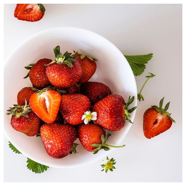 Ароматическая свеча в стакане, Клубника, ярко-розовый, 45 ч IKEA BLODBOK 105.826.63 - фото 2