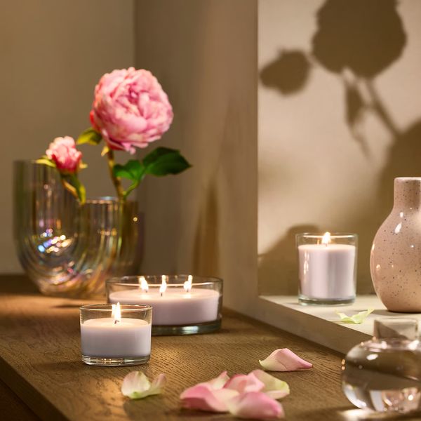 LOTSFÅGEL ЛОТСФОГЕЛЬ Ароматическая свеча в стакане - розовые цветы бледно-розовый 20 ч - фото 3