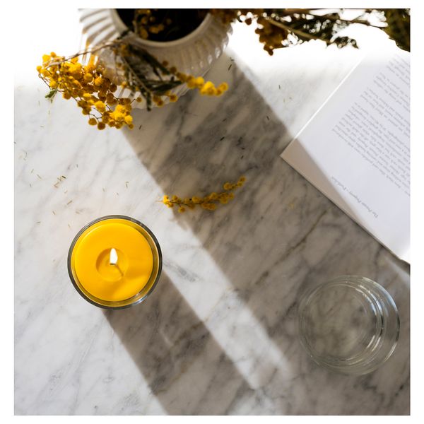 Ароматическая свеча в стакане, Мимоза, желтый, 25 ч IKEA SVARTOXBÄR 005.826.68 - фото 5