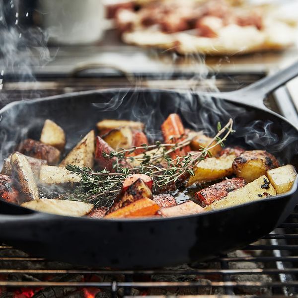 Угольный гриль с 2 столиками IKEA в интерьере