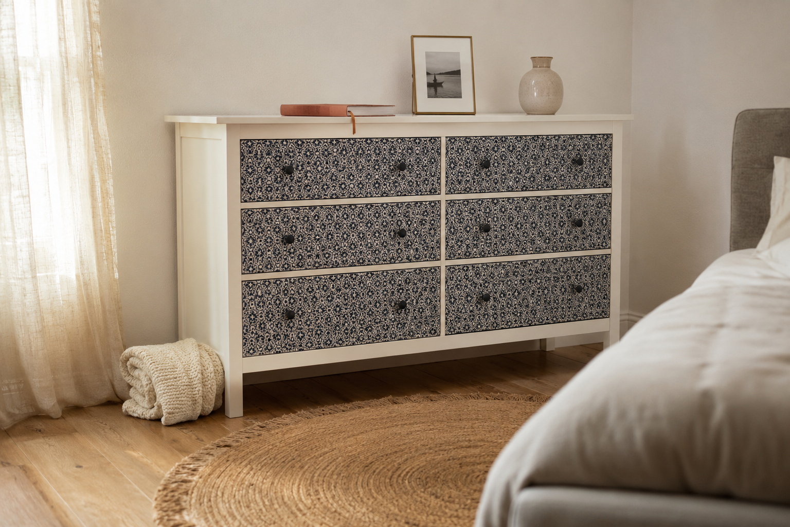 HEMNES комод IKEA с обоями на фасадах в светлой скандинавской спальне