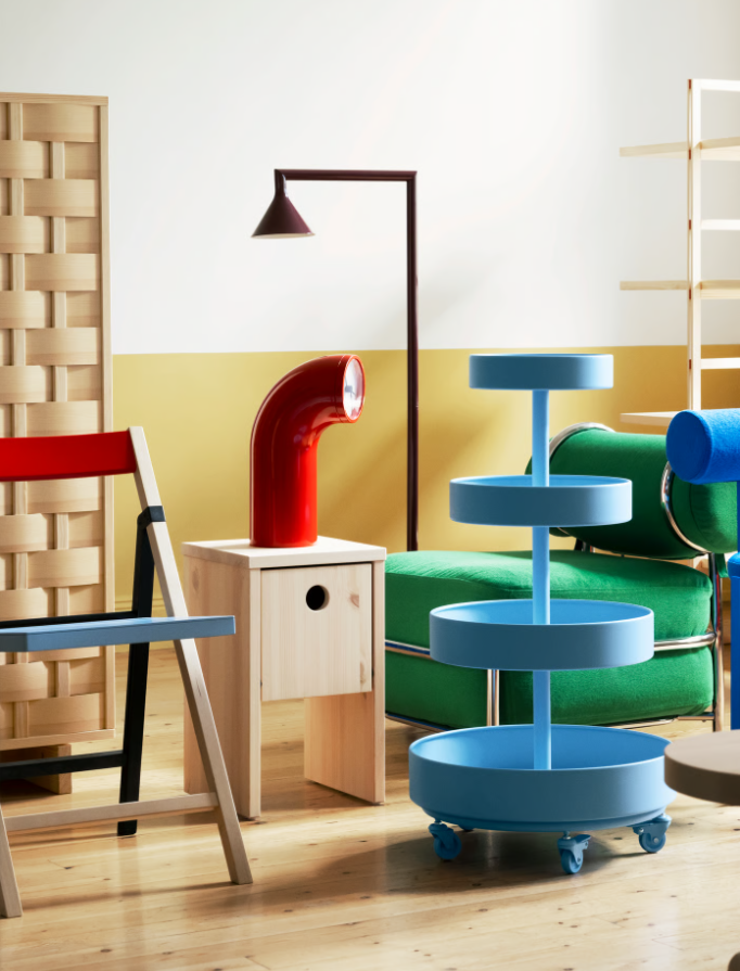 Новинки IKEA июня 2026: Knäbäck стул, LED лампа PS 2026, торшер, складной табурет NÄMMARÖ, кашпо CHILISTRÅН — flat-lay подборка на деревянном столе
