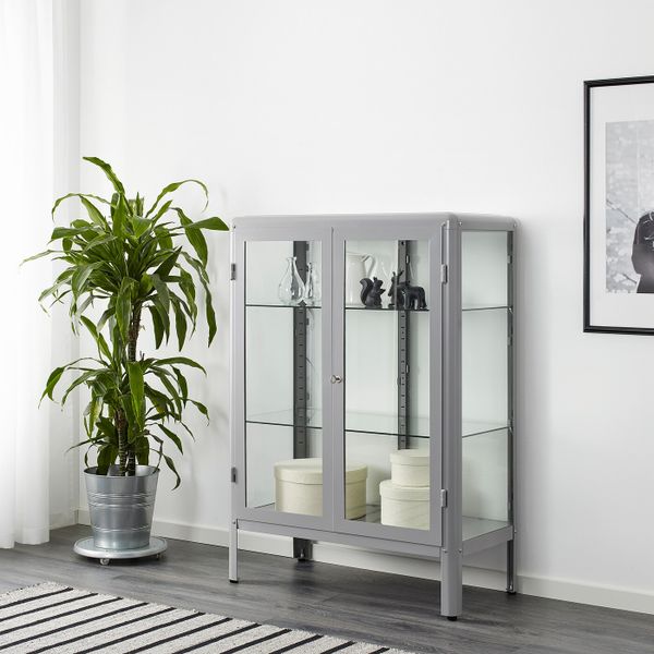 Шкаф-витрина, серый 81x113 см IKEA ФАБРИКОР 303.631.79 - фото 4