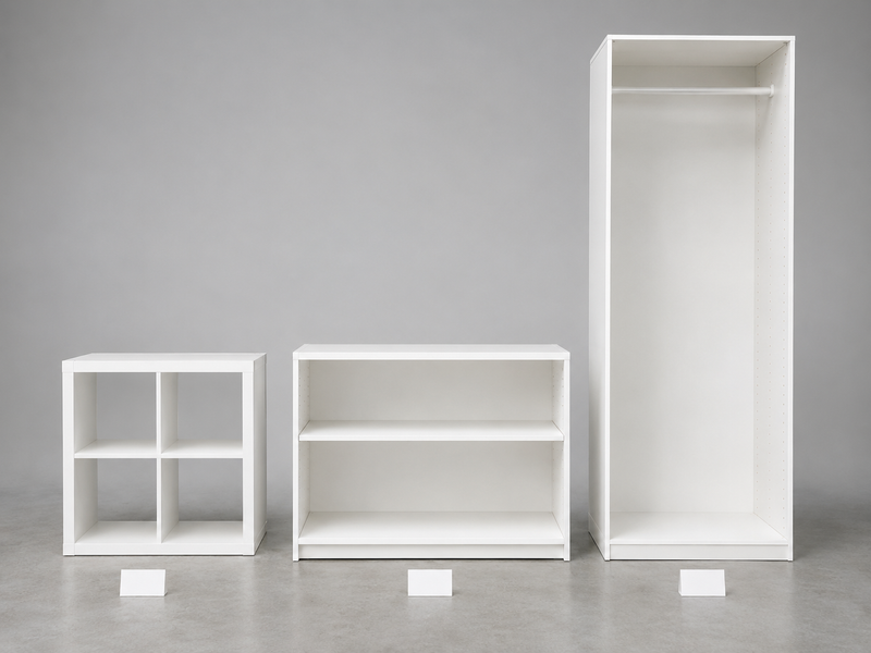 Три системы хранения IKEA: стеллаж KALLAX 2×2, каркас BESTÅ и гардероб PAX стоят рядом для сравнения нагрузки на полку