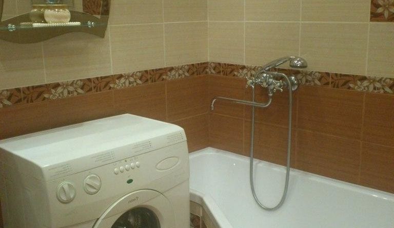 Маленькая ванная комната. Дизайн с душевой кабиной