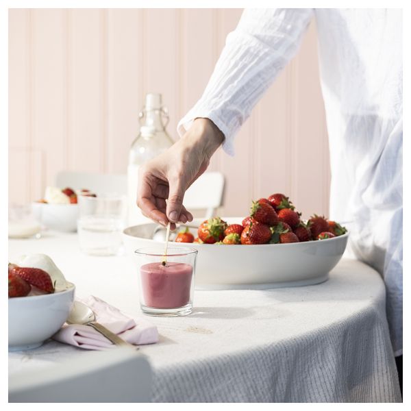 Ароматическая свеча в стакане, Клубника, ярко-розовый, 25 ч IKEA BLODBOK 905.826.64 - фото 4