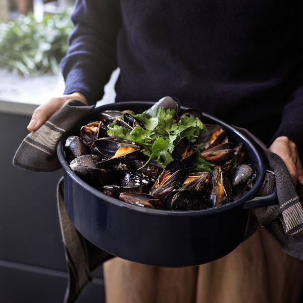 Кастрюля с крышкой, эмалированная сталь 5 л IKEA VARDAGEN ВАРДАГЕН 403.911.29 - фото 5