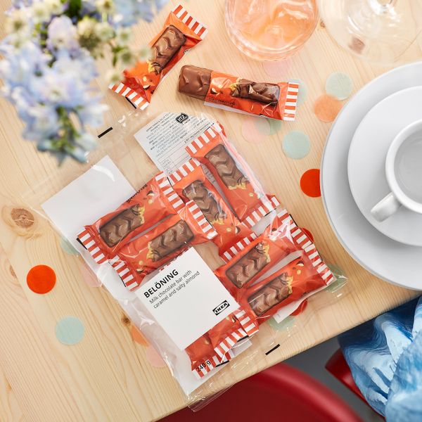 Шоколад молочный, с карамелью и соленым миндалем Сертификат UTZ 240 г IKEA BELÖNING 804.799.45 - фото 3