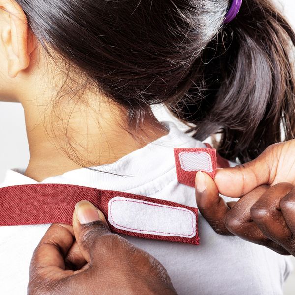 Фартук детский, орнамент «имбирное печенье» белый/коричневый 4–7 IKEA VINTER 2020 ВИНТЕР 2020 604.722.47 - фото 2