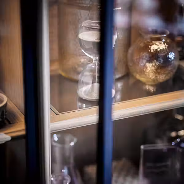 LANESUND Шкаф-витрина - серо-коричневый 121x37x152 см - фото 5