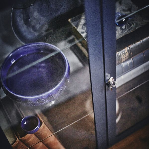 Шкаф-витрина, черно-синий 81x113 см IKEA FABRIKÖR ФАБРИКОР 503.631.78 - фото 6