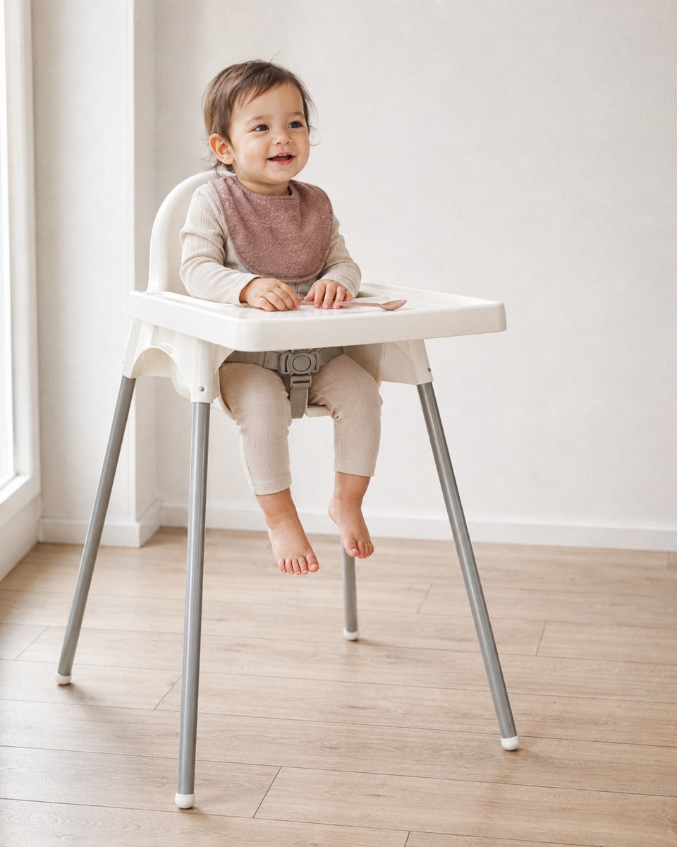 Стульчик IKEA ANTILOP: ребёнок ест с подносом, пластиковый, белый, с ремнём