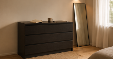 Комод IKEA MALM с 4 ящиками в чёрно-коричневом цвете, установленный в светлой скандинавской спальне