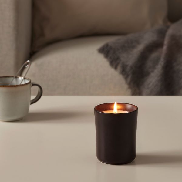 Ароматическая свеча в стакане, керамика/Костер темно-коричневый 10 см IKEA BEHJÄRTAD БЕХЭРТАД 304.979.37 - фото 4