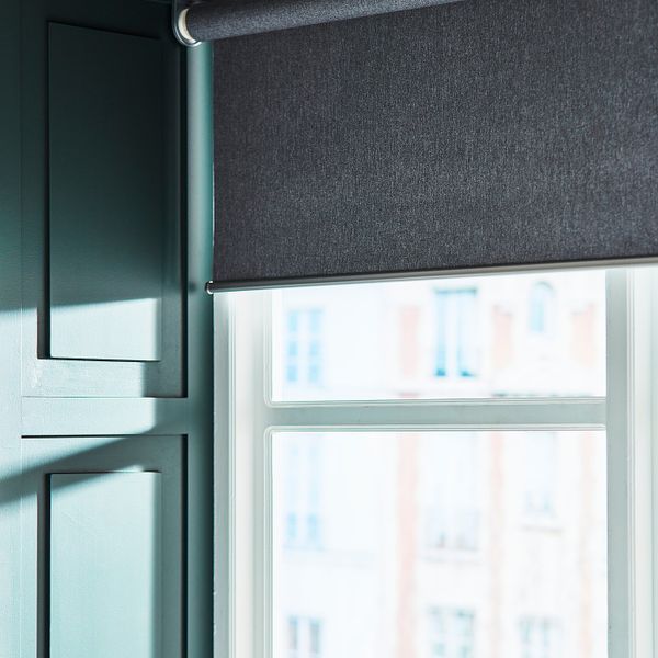 Рулонная штора, блокирующая свет , беспроводная/с батарейным питанием серый 100x195 см IKEA FYRTUR ФЮРТЮР 404.081.77 - фото 7