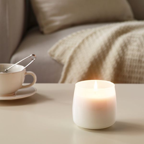 Ароматическая свеча в стакане, Льняной бриз белый, белый, 9 см IKEA ФРИСКХЕТ 703.500.33 - фото 3