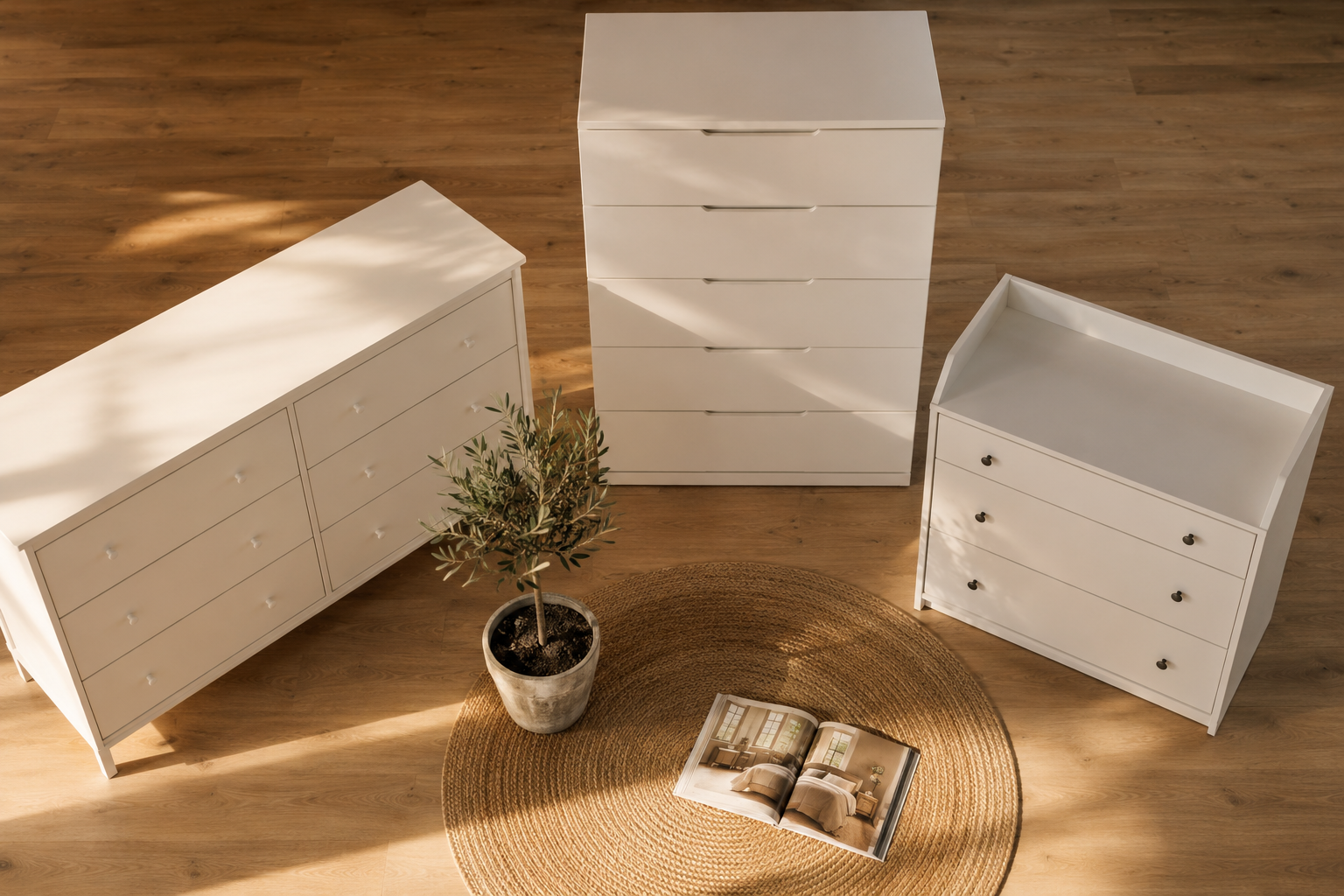 Три белых комода IKEA NORDLI, GULLABERG и HAUGA в раскладке на светлом дубовом полу, растительное украшение.