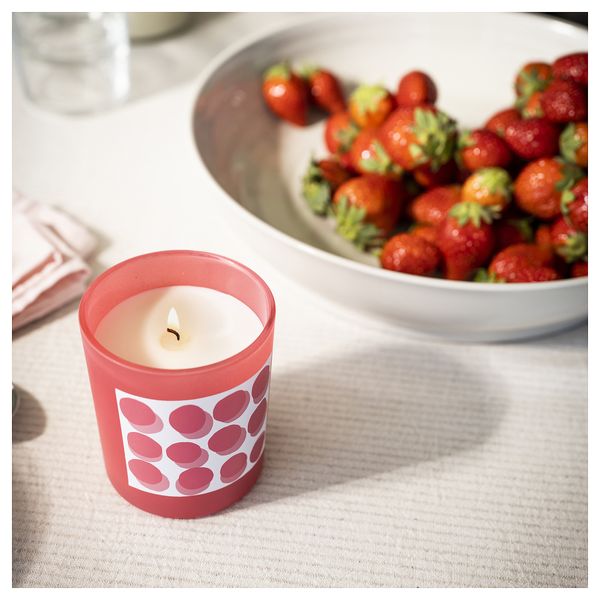 Ароматическая свеча в стакане, Клубника, ярко-розовый, 45 ч IKEA BLODBOK 105.826.63 - фото 3