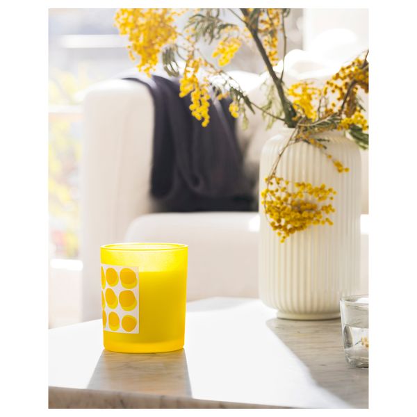 Ароматическая свеча в стакане, Мимоза, желтый, 45 ч IKEA SVARTOXBÄR 705.826.60 - фото 3