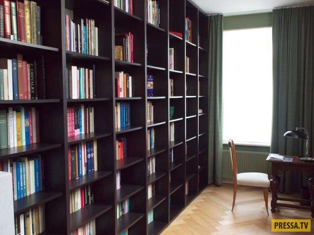 Книжные шкафы в магазине