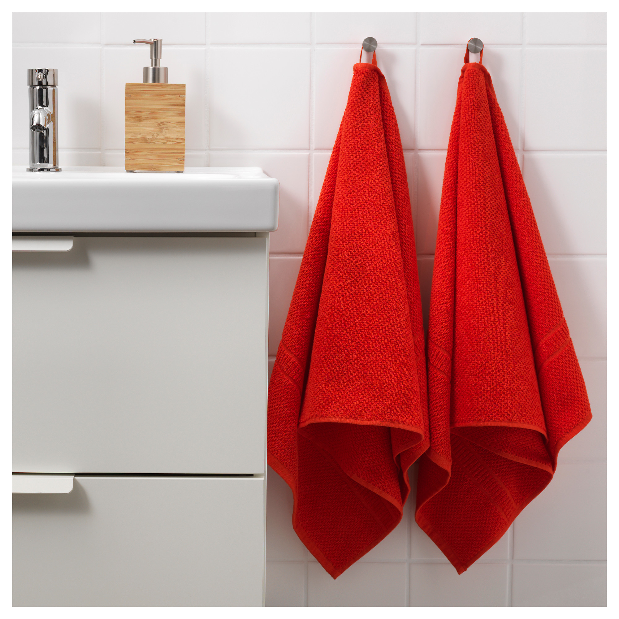 Полотенце весит. Красное полотенце. Полотенце висит. Красное полотенце висит. Полотенца икеа красные.