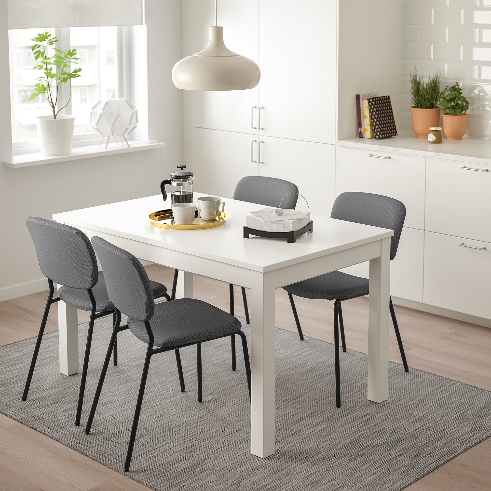 белые обеденные столы и стулья для кухни